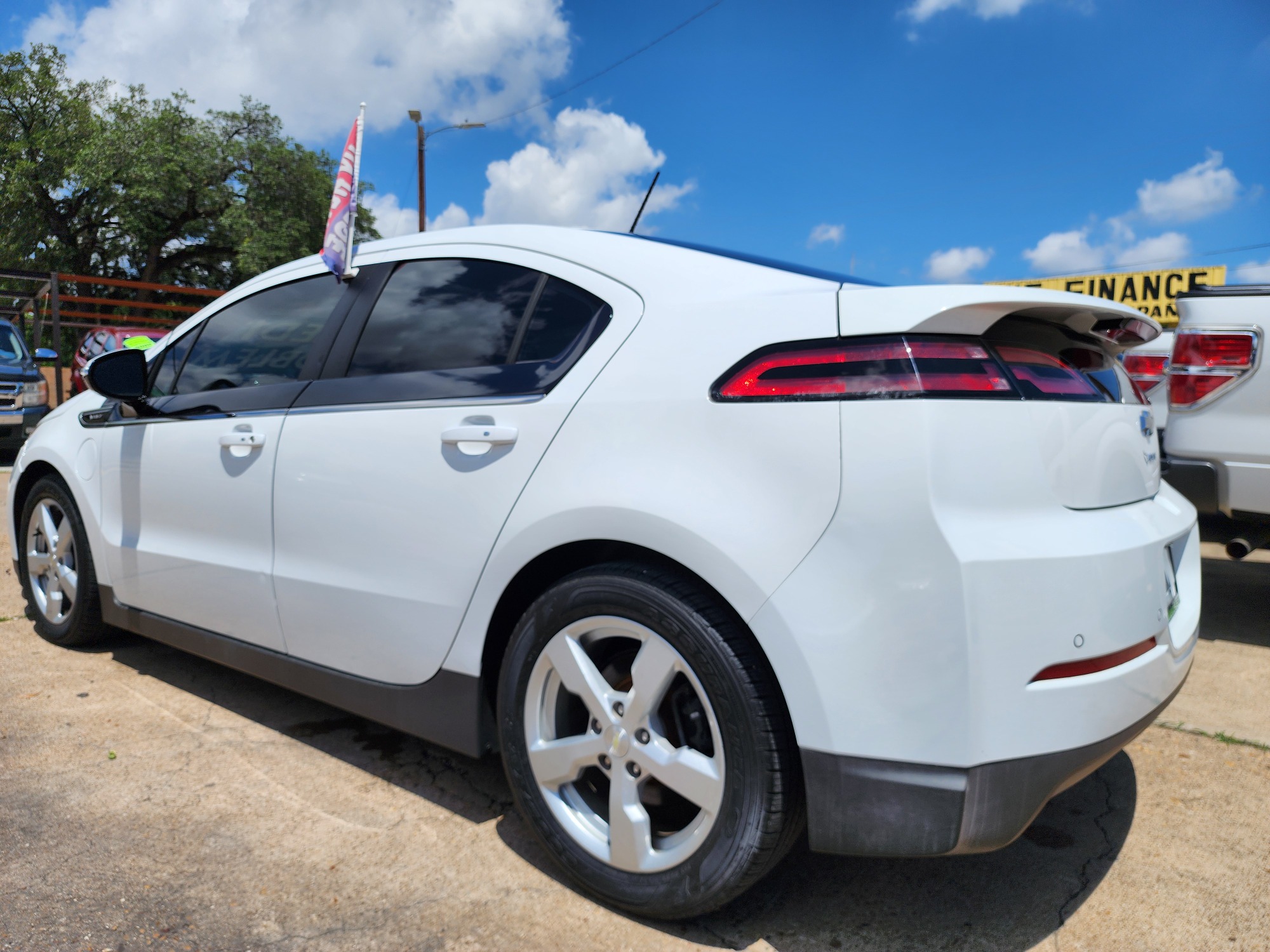 2015 WHITE Chevrolet Volt (1G1RA6E45FU) with an ELECTRIC engine, Continuously Variable Transmission transmission, located at 2660 S.Garland Avenue, Garland, TX, 75041, (469) 298-3118, 32.885387, -96.656776 - Photo #5